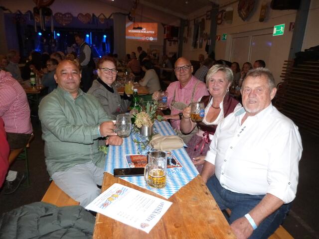 Versorgt mit Speis und Trank genossen die Besucher:innen das Fest!