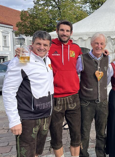 FSK Obmann, Bürgermeister Franz Jost (li), Philipp Wendler und Trainer Peter Hochleitner ließen sich den Bock schmecken | Foto: zVg