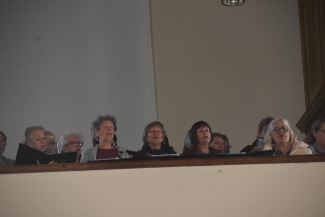 Der Chor Like a Rainbow und Kirchenchor begleiteten die Messe mit ihrem Gesang. | Foto: Michael Strini