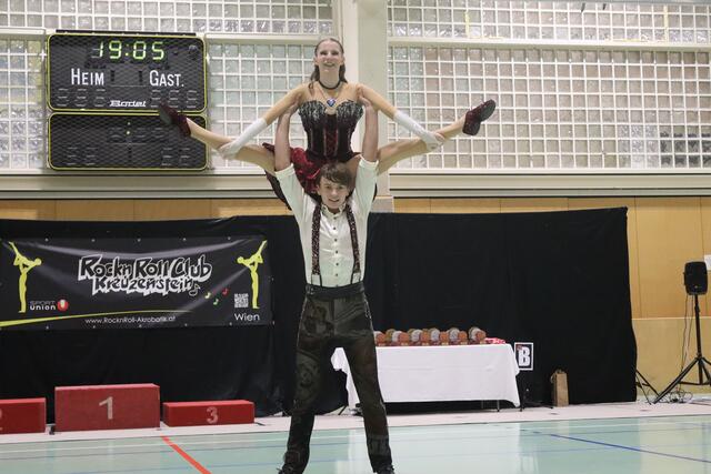 Bei den Juniors tanzten sich Valentina Nagl &amp; Valentin Häusler (NRG) mit ihrer Show zu Titanic zum Sieg | Foto: Michael Kern