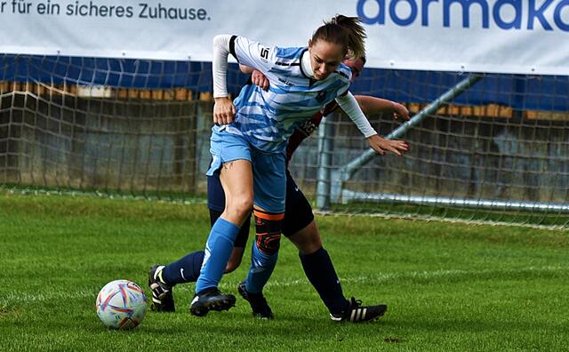 Gertrud Sensoy mit fünf Toren weiterhin in Torlaune (hellblaues Trikot). | Foto: Thomas Navratil