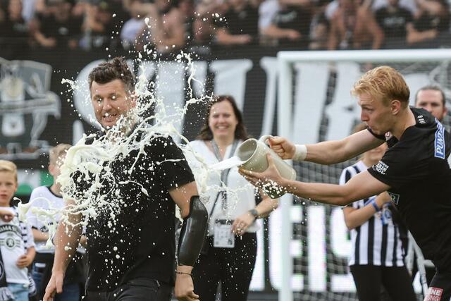 Schickers letzter "Krachertransfer" Mika Biereth revanchierte sich nach dem Meistertitel mit einer Bierdusche.  | Foto: GEPA