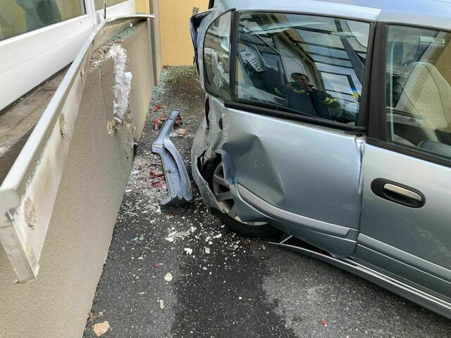 Der Wagen geriet außer Kontrolle und prallte in die Mauer des Nachbarhauses. | Foto: Bezirksfeuerwehrkommando Jennersdorf