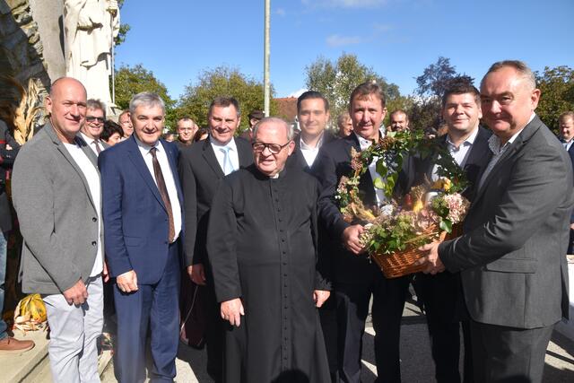 Die politischen Vertreter gratulierten ihrem Pfarrer: Hansjörg Schrammel, Walter Temmel, Johann Weber, Karl Schlögl, Thomas Behm, Franz Wachter, Emmerich Zax, Herbert Weber | Foto: Michael Strini