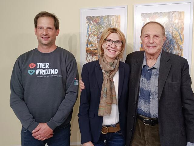 Alfons Hargaßner, Geschäftsführer des Österreichischen Tierschutzvereins, Bürgermeisterin Andrea Völkl und Künstler Christian Ludwig Attersee. | Foto: ÖTV