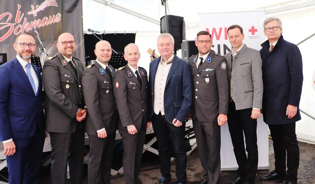 Bgm. Stefan Helmreich, RK-Vizepräs. Roland Antal, RK-Bezirksstellenleiter Johannes Weinrauch, RK- Landesgeschäftsführer Andreas Jaklitsch, LH Stellv. Anton Lang, RK-Ortsstellenleiter Jürgen Pojer, NAbg. Ernst Gödl und BH Andreas Weitlaner.  | Foto: Edith Ertl