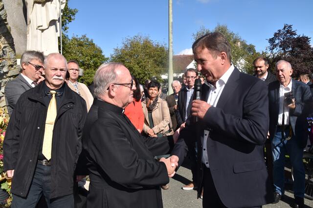 Bürgermeister Franz Wachter gratulierte dem Dechant im Namen der Gemeinde Deutsch Schützen-Eisenberg. | Foto: Michael Strini