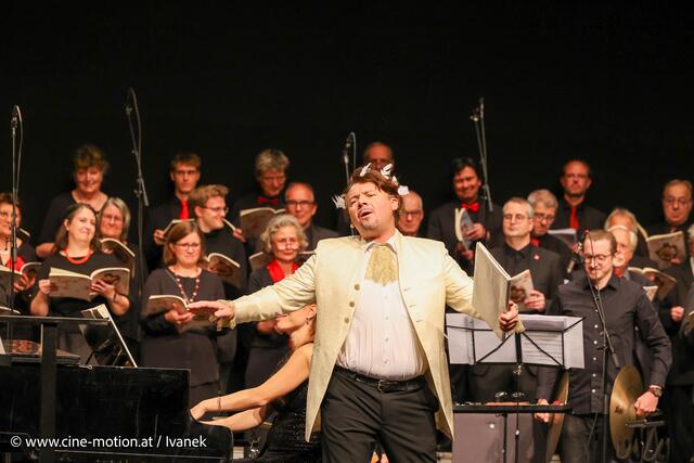 Gernot Heinrich, Tenor im Vordergrund. | Foto: www.cine-motion.at / Ivanek