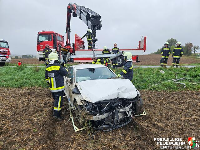 Mithilfe des Wechselladers wurden beide PKW geborgen und am Bauhof Ernstbrunn abgestellt.  | Foto: Freiwillige Feuerwehr Ernstbrunn