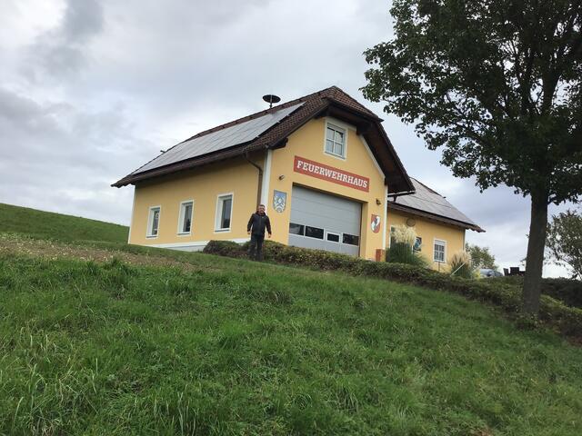 Der Strom der neuen Photovoltaikanlage auf dem Dach speist in erster Linie die Straßenbeleuchtung, erklärt Ortsvorsteher Stefan Kalch. | Foto: Kalch