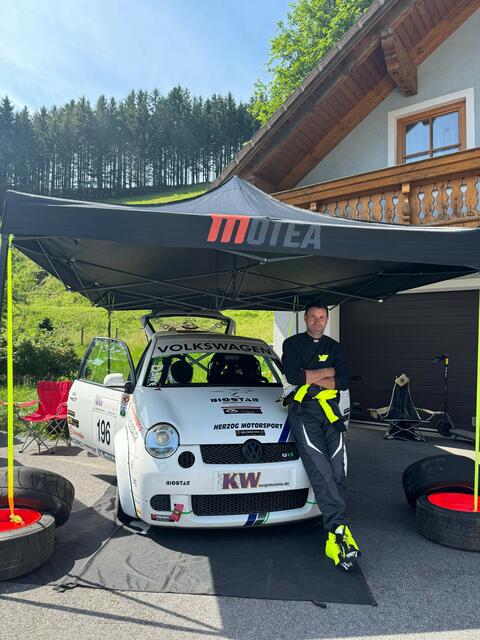 Der weiße 140 PS Lupo GTI wartet mit seinem Piloten Rene Novak auf den nächsten Rennstart.  | Foto: Novak/KK