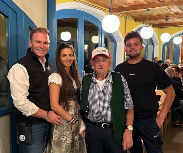 Fabio Halb (links) eröffnete den "Hoscha", auch Vanda Viktoria Puskas, Vorbesitzer Wilhelm Halb und Philipp Weber (von links) waren dabei. | Foto: Halb