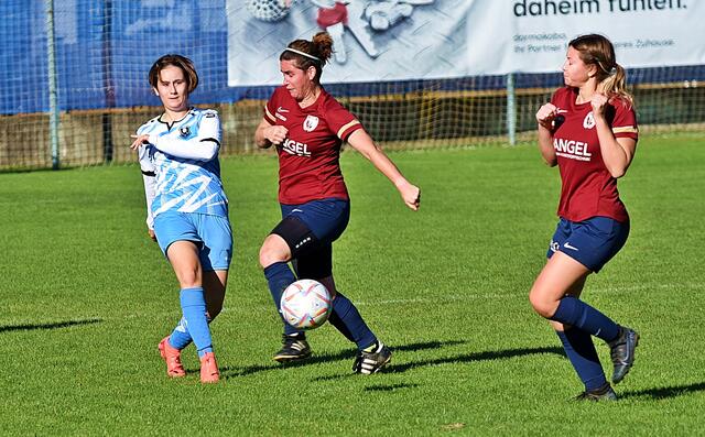 Valentina Schmelz (hellblaues Trikot) im Ballbesitz. | Foto: Thomas Navratil