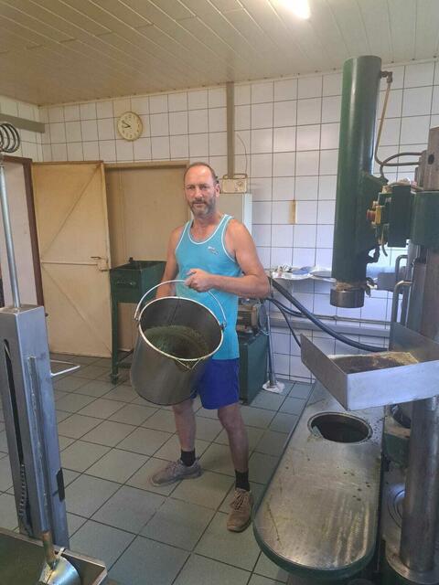Wolfgang Forjan ist neben Wolfgang Hartinger und Abraham Srecko, der die Ölpressung vornimmt.  | Foto: Hartinger