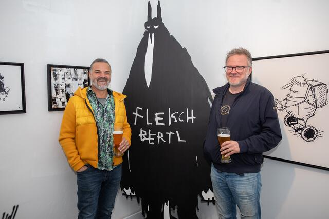 Franz Hofer und Martin Wieland mit Püribauers "Fleischbertl" bei der Ein-Jahresfeier der Galerie.