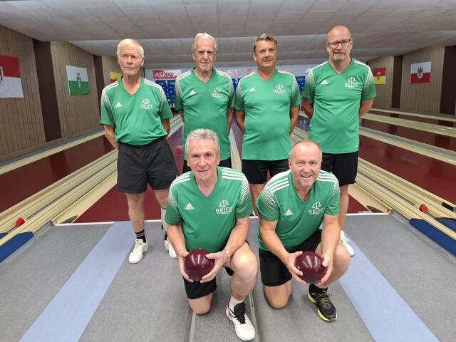 Herren-Mannschaft KCS
stehend v.l.n.r.: Weilharter Erwin, Aichstill Erich, Leo Roman, Dobai Andreas
hockend v.l.n.r.: Gerber Heinrich, Straßhofer Uwe