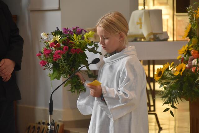 Kinder brachten die Erntegaben vor den Altar und verlasen eine kurze Botschaft. | Foto: Michael Strini