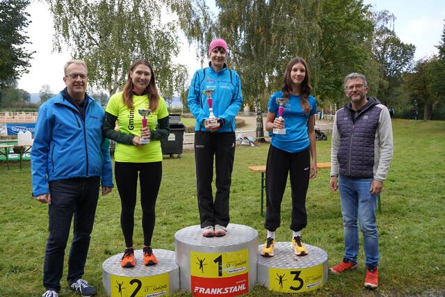 Gesamtsieger im 5-Kilomter-Lauf: Peter Hochleitner (l.) und Christian Essmeister (r.) überreichten die Pokale: Nicoletta Leidenfrost, Cornelia Krapfenbauer und Maria Weißinger (v.l.) | Foto: Evi Leutgeb