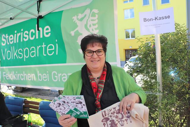 Helga Pongratz mit dem Steirischen Pilzbüchl, das Rezepte wie gebackene Parasole, Pilzrisotto oder Pasta mit Austernseitlingen zum Inhalt hat. Das Pilzbüchl wurde von der Steirischen Volkspartei herausgegeben.  | Foto: Edith Ertl