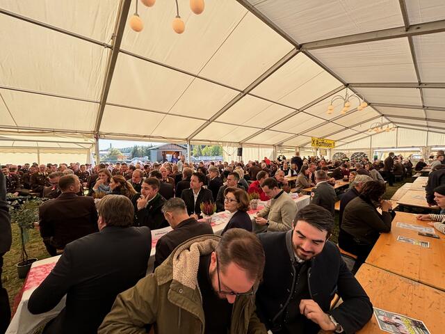 Das große Festzelt lud zum Festakt und zum Frühschoppen ein. | Foto: Almer