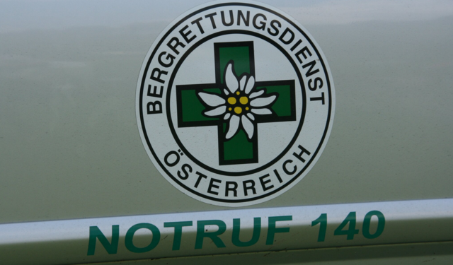 Die Bergrettung Hall stand im Einsatz und konnte die Bergsteiger unmittelbar im Bereich des Ausstiegs unverletzt antreffen.  | Foto: BBL