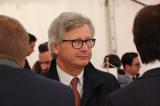 BH Andreas Weitlaner: "Der Bezirk GU ist der bevölkerungsstärkste Bezirk in der Steiermark. 164.000 Menschen leben hier, die Anzahl wird sich bis 2050 um rund 16 Prozent erhöhen. Das stellt Gemeinden und Einsatzorganisationen vor große Herausforderungen. 365 Tage im Jahr leistet das Rote Kreuz Hervorragendes für die Bevölkerung". Dafür dankte der Bezirkshauptmann | Foto: Edith Ertl