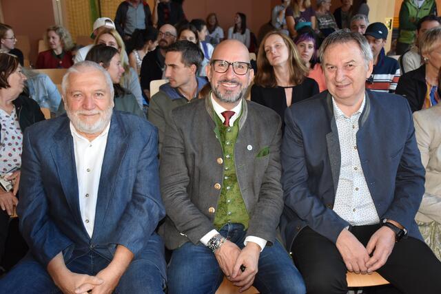 Der ehemalige VS-Direktor Wolfgang Malli mit Bürgermeister Michael Schumacher (Leibnitz) und Bürgermeister Gerhard Hartinger (St. Nikolai im Sausal) | Foto: Waltraud Fischer