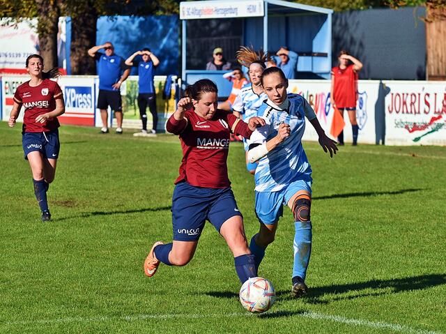 Gertrud Sensoy (hellblaues Trikot) setzt sich im Laufduell durch. | Foto: Thomas Navratil