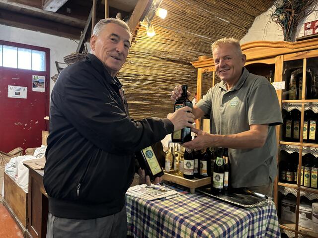 Im Verkauf ist der Kontakt zu den Kunden wichtig. Ffür einen kurzen Plausch nimmt sich Wolfgang Hartinger (rechts) daher gerne Zeit. | Foto: Elisabeth Kloiber