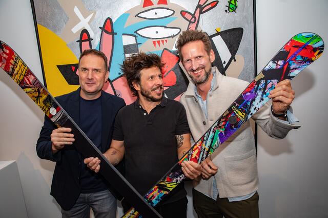 V.l.: Gerhard Haiden, Bernd Püribauer und Manfred Nagl mit den stylischen Püribauer-Skiern, die in Kooperation mit Haidenski entstanden sind.