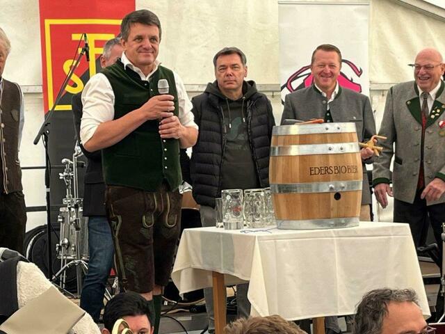 Bürgermeister Franz Jost (li) nahm den Anstich vor | Foto: zVg