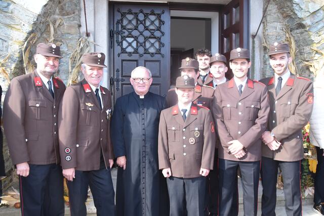 Die Feuerwehr Deutsch Schützen gratulierte Dechant Karl Schlögl. | Foto: Michael Strini
