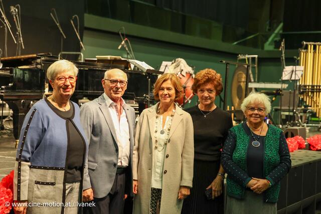 Elisabeth Chlad, Karl-Heinz und Eva Dietl, Elisabeth Karpf (Chormitglied) mit Gertraude Leon (vlnr). | Foto: www.cine-motion.at / Ivanek
