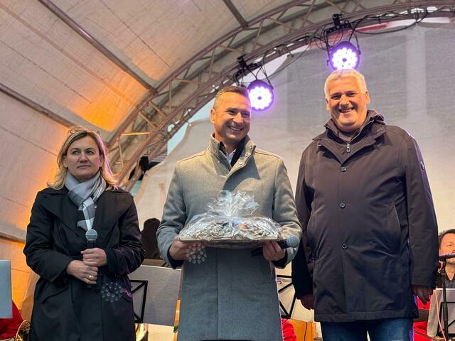 Landtagspräsident Robert Hergovich wurde ein Geschenk überreicht.  | Foto: Lisa-Marie Zehetbauer