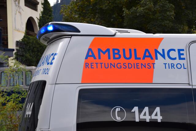 Die verletzten Personen wurden nach der Erstversorgung mit zwei Rettungswägen ins Krankenhaus gebracht. | Foto: Johanna Bamberger  / Symbolbild