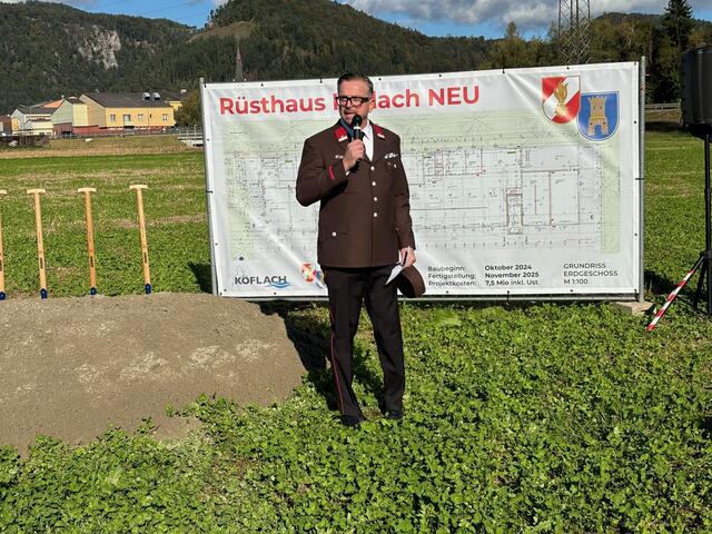 Bürgermeister Helmut Linhart erklärte in Feuerwehruniform Eckdaten des neuen Rüsthauses. | Foto: Almer