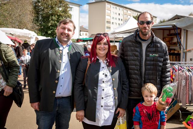 Auch Arriach's Bürgermeister Gerald Ebner (links) besuchte den St. Veiter Wiesenmarkt.
