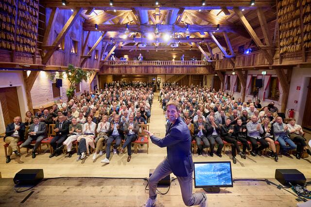 Felix Gottwald begeisterte mit seinem motivierenden Vortrag die Kundinnen und Kunden im voll besetztem Saal in der Alpenrast Tyrol. | Foto: Sparkasse Imst