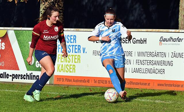 Nadine Walter (hellblaues Trikot) sammelt nach ihrer Einwechslung Spielpraxis. | Foto: Thomas Navratil