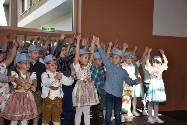 "Heimschuh ist so klass": Das Lied eigens für die Eröffnung komponierte Lied wurde von den Schülerinnen und Schülern mit Begeisterung vorgesungen. | Foto: Waltraud Fischer