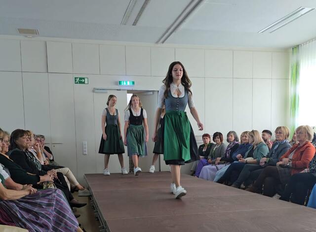Selbstgemachte Tracht von den Schülerinnen bei der Modenschau | Foto: Viktoria Leinfellner