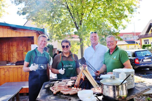 Die Grillmeister verstanden ihr Handwerk und legten fleißig nach.  | Foto: Edith Ertl