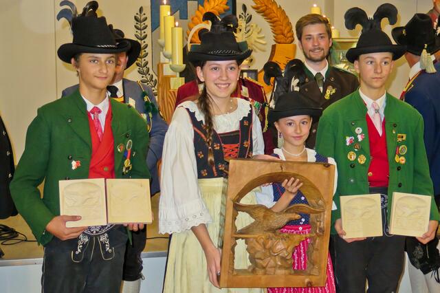 Die Sieger in der Mannschaftswertung mit der Wandertrophäe dem "Pontlatzadler"