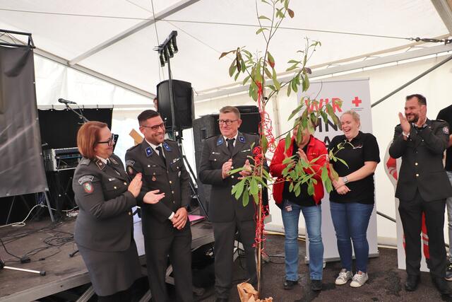 Ortstellenleiter Jürgen Pojer erhielt von seinen RK-Mitarbeitern einen Baum als Dank für seinen selbstlosen Einsatz beim Bau der neuen Ortsstelle. Die Frankinia wird  vor dem Gebäude eingepflanzt.  | Foto: Edith Ertl