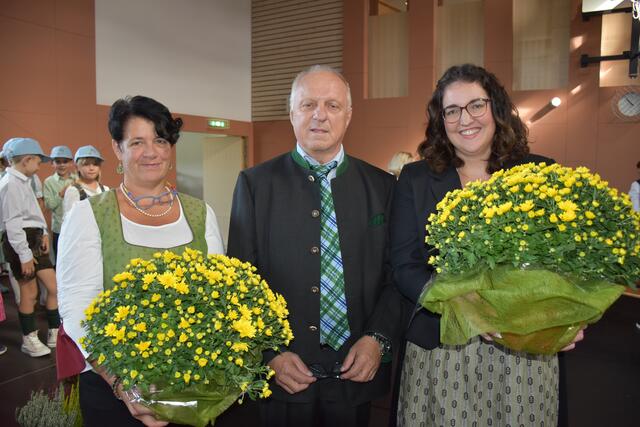 Kindergartenleiterin Andrea Temel (l.) mit Bürgermeitser Alfred Lenz und Schulleiterin Victoria Hilse | Foto: Waltraud Fischer