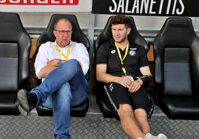 2018 heuerte Schicker als Chefscout in Graz an, hier im Gespräch mit seinem Vorgänger als Sportdirektor Günther Kreissl.  | Foto: GEPA