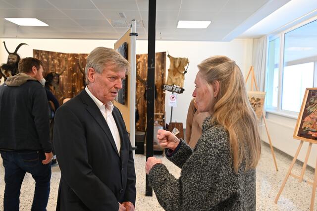 Beate Eßl im Gespräch mit Bürgermeister Hans Schweigkofler  | Foto: Monika Pletzer