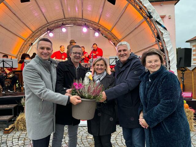 Am Freitag fand in Rust die Auftaktveranstaltung Gans Burgenland statt. Landtagspräsident Robert Hergovich, Bürgermeister in Oggau, Thomas Schmid, Bettina Zentraf, Bürgermeisterin von Mörbisch, Gerold Stagl Bürgermeister von Rust und Sonja Grapa vom Stadtmarketing-Tourismusbüro waren vor Ort. | Foto: Lisa-Marie Zehetbauer