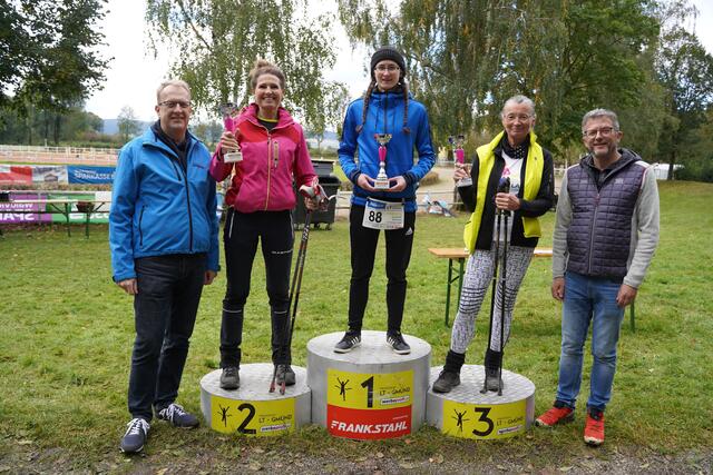 Gesamtsieger im Nordic Walking. : Peter Hochleitner (l.) und Christian Essmeister (r.) überreichten die Pokale: Monika Weinmann, Magdalena Einfalt und Andrea Pichler (v.l.) | Foto: Evi Leutgeb