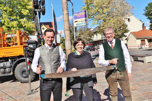 Mit der Handsäge fällten Ernst Gödl, Christa Modl und Erich Gosch in Feldkirchen den Maibaum. | Foto: Edith Ertl